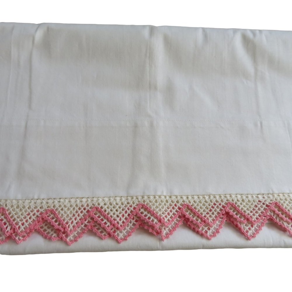 Vintage Embroidery Crocheted Pillowcases Pair of 2 Standard Pink White New